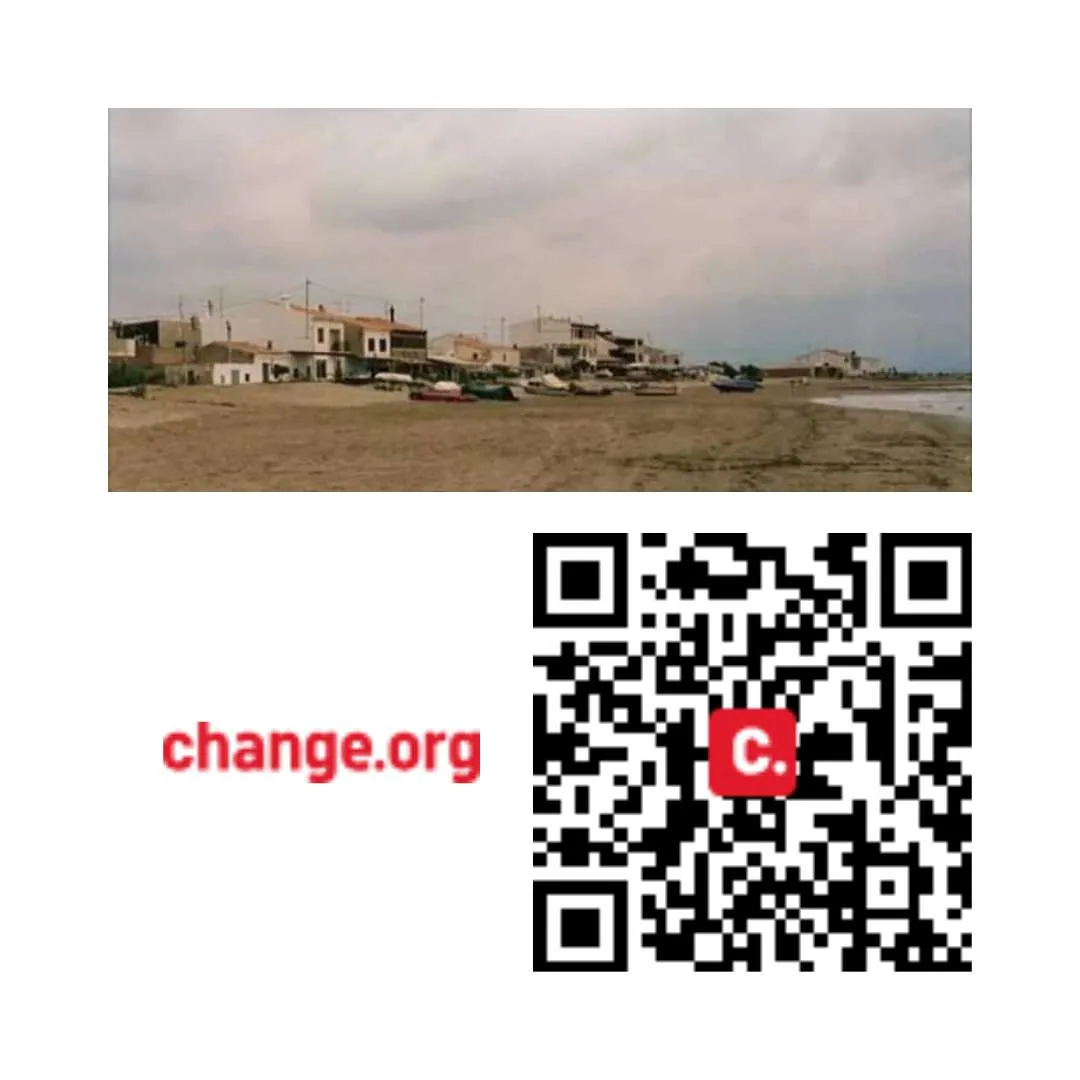 Blick auf das Fischerdorf Torre la Sal und QR-Code der Petition auf Change.org